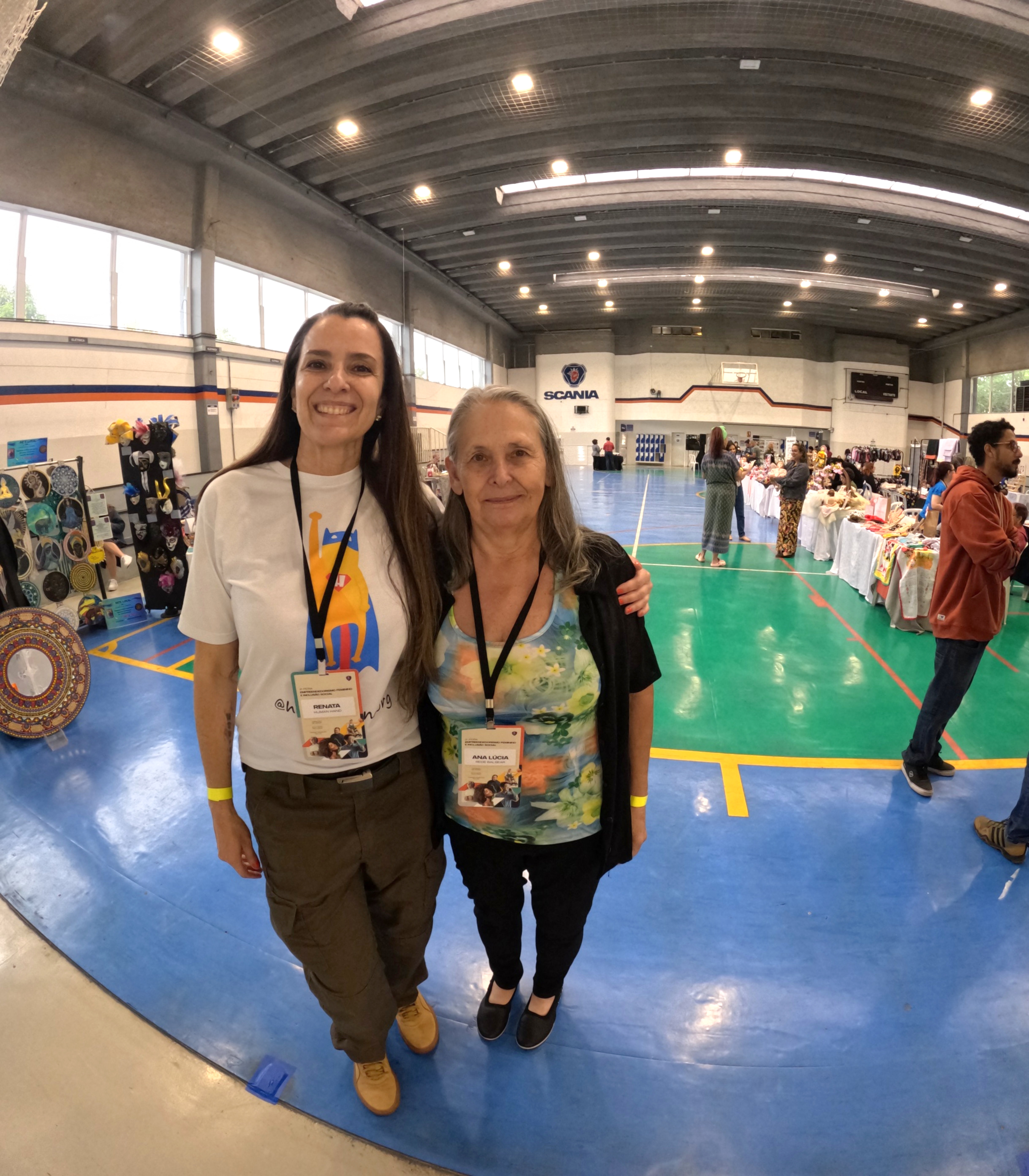 Feira de Artesanato da ACISA na Scania — eu e Ana Lúcia Eu e Ana Lúcia durante a Feira de Artesanato da ACISA na Scania